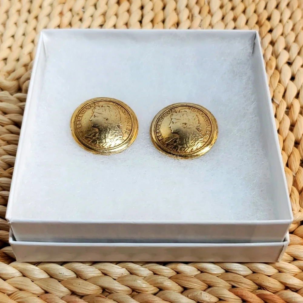 VINTAGE GOLD TONE COIN EARRINGS - Picture 1 of 3